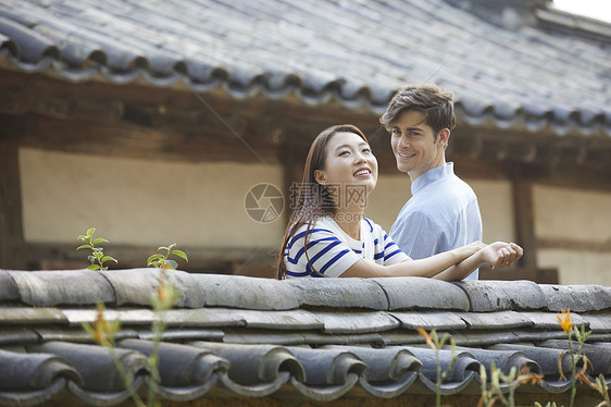 在历史遗址旅游的夫妇图片