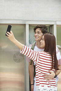 手机自拍的年轻跨国情侣图片