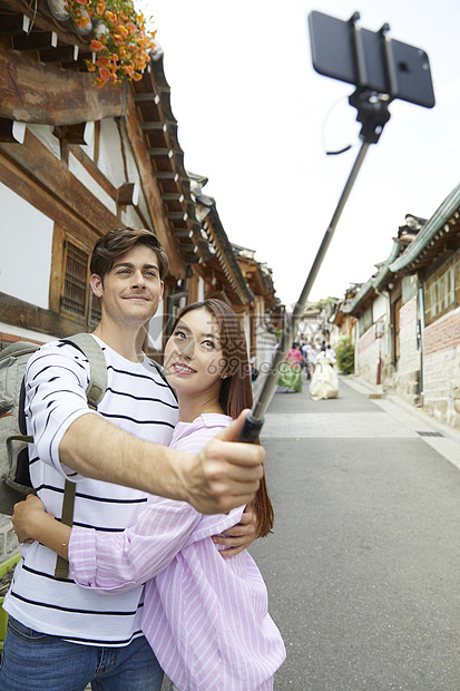 年轻跨国情侣旅游自拍图片