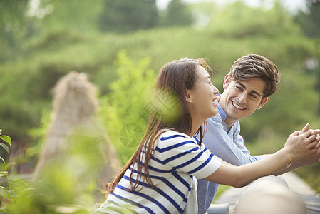 户外郊游开心的年轻夫妇图片