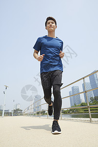 户外公园跑步运动的男青年图片
