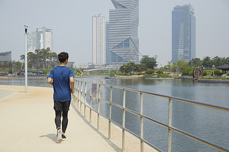 户外跑步的男青年背影图片