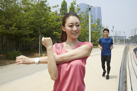 户外运动的青年男女图片