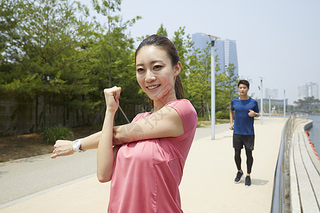 户外运动的青年男女图片