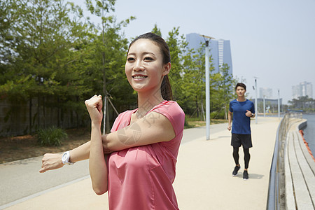 户外运动拉伸的青年女性图片