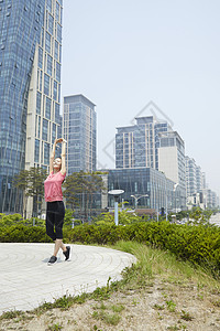 户外拉伸运动的年轻女性图片