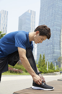 系鞋带男孩图片