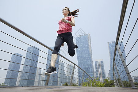 跑步跳跃的年轻女性图片