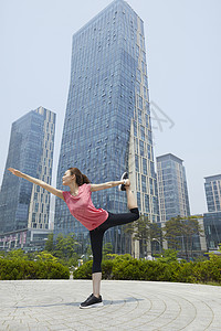 运动伸展的青年女性图片