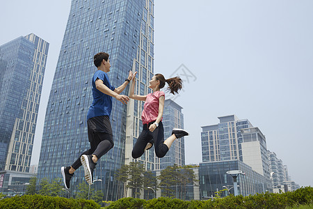 跳跃击掌的情侣图片素材