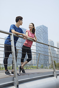 靠在栏杆上休息的情侣图片素材