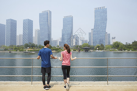 靠在栏杆上休息的年轻情侣图片素材