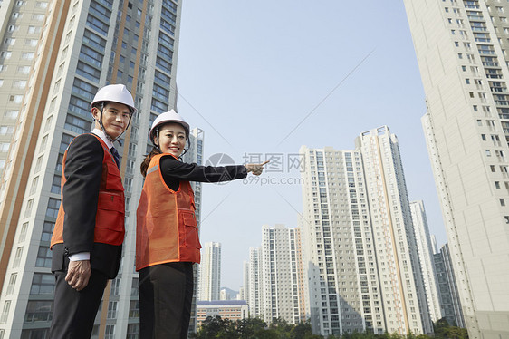 青年指向建筑物工人商人女商人施工现场songdoyeonsugu仁川图片