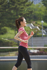 户外跑步锻炼的女孩图片