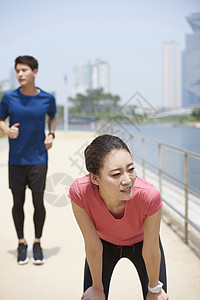 室外健身男女图片