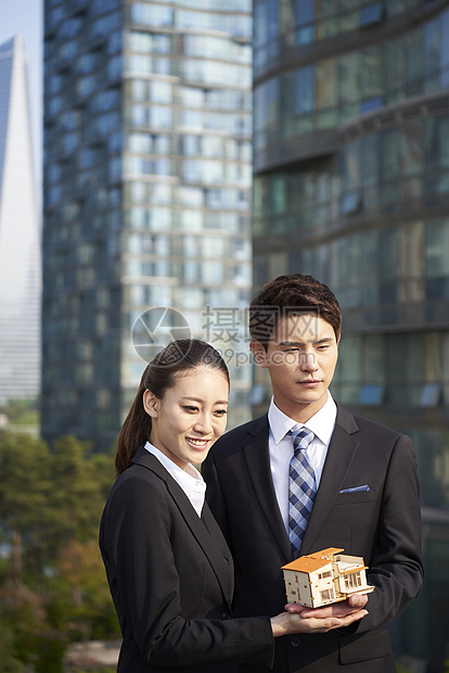 在户外工作的男女同事