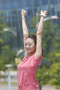 在户外做拉伸动作的女孩子图片