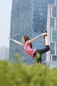 户外公园健身的年轻女士图片