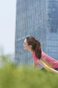 户外公园运动拉伸的年轻女士图片