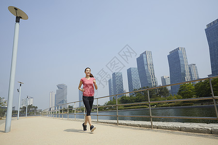 户外公园跑步运动的年轻女士图片