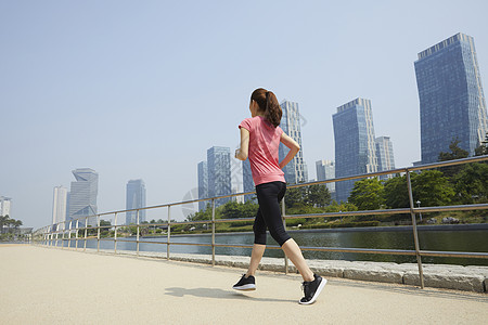 户外公园跑步的年轻女士图片