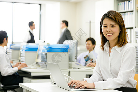 笔记本电脑年长老人女商人办公室女人图片