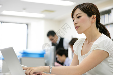 西装雇员公司里女商人办公室女人图片