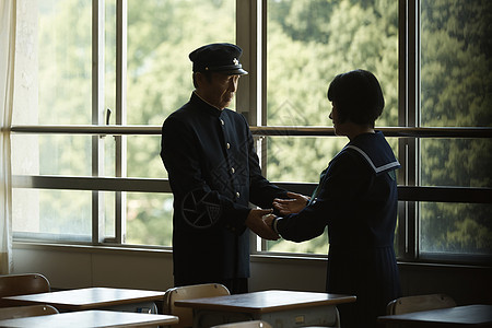 学生在窗边与长辈谈话背景图片