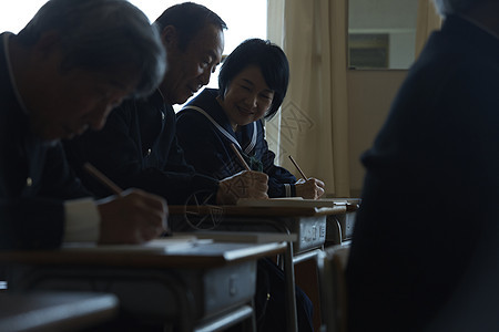 老年大学里努力学习的老人图片