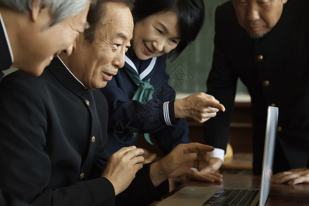 老年大学里努力学习手提电脑的老人图片