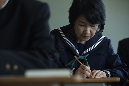 老年大学里努力学习的老人图片