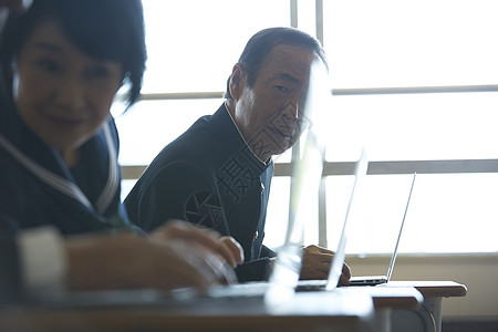 老年大学里努力学习手提电脑的老人图片