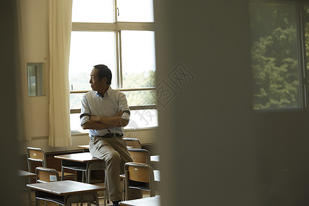 老年大学里努力学习的老人图片