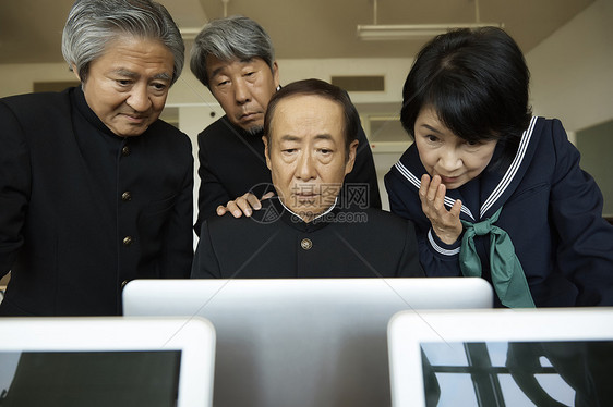 老年大学里努力学习的老人图片