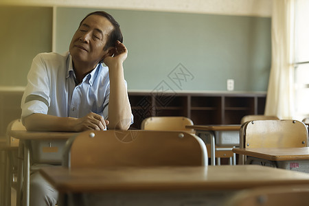 教室里回忆过去的老年人图片