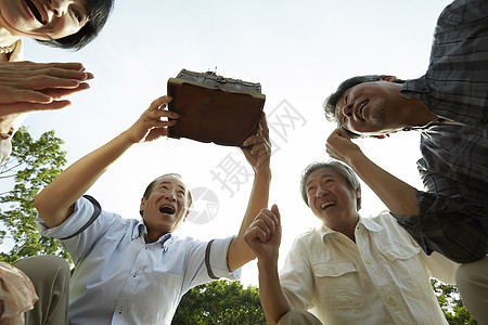 重聚女人兴奋高级时间胶囊图像图片