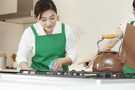 老年人兼职者外国人做家务的女人图片