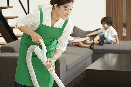 三个人木乃伊家务孩子在玩女人清洁图片