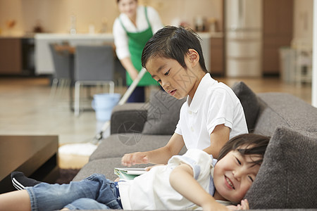 家人女孩男孩孩子在玩女人清洁图片