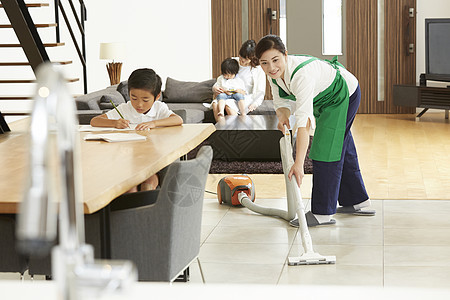 家政女保洁使用吸尘器打扫卫生图片