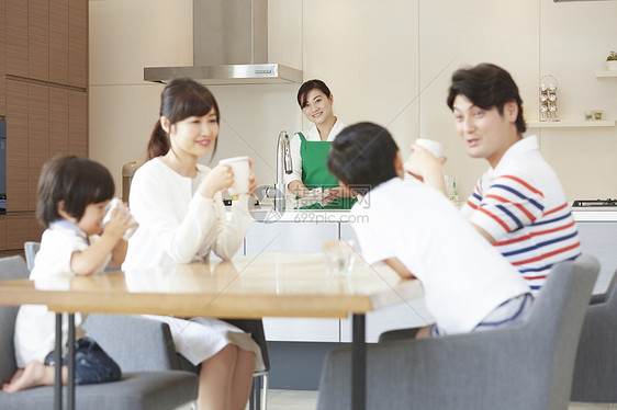 人物女木乃伊管家和家庭放松图片