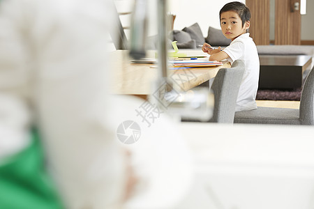 小学生女生日本人妇女和儿童做家务图片