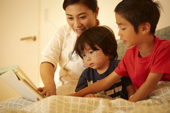 小孩三人儿子读故事的女人图片