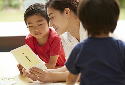 睡觉老师户内家中的幼儿教育图片