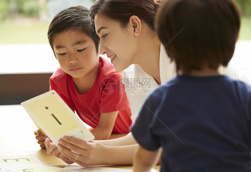 睡觉老师户内家中的幼儿教育图片