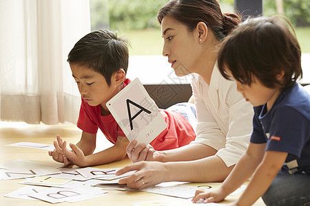 小孩女士们睡觉家中的幼儿教育图片