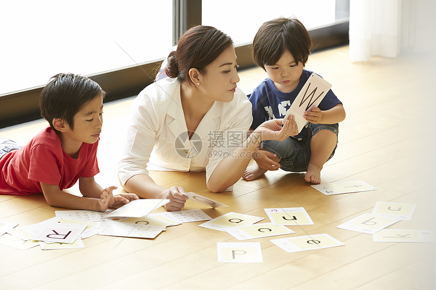 保姆家中的幼儿教育图片