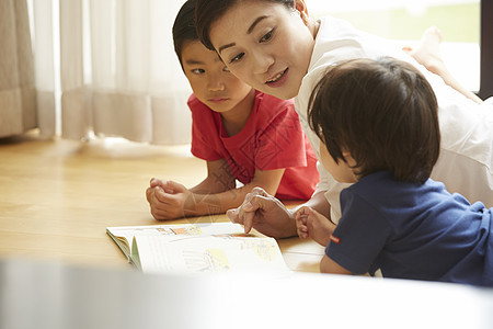 保姆家中的幼儿教育图片