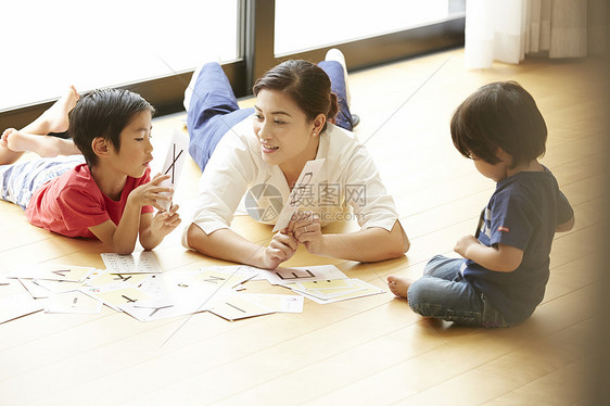 保姆家中的幼儿教育图片