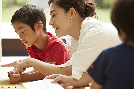 躺下英语对话保姆家中的幼儿教育图片